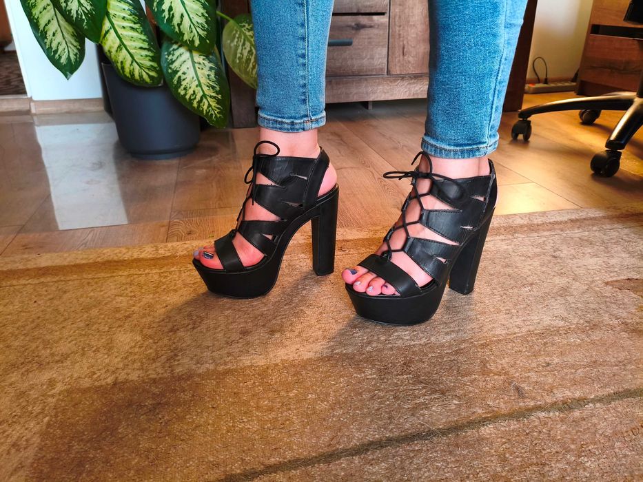 Wysokie Sandały na platformie z New Looka