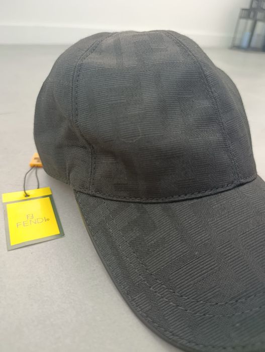 Boné FENDI com etiqueta