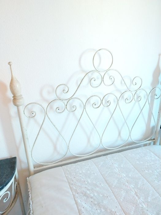 Cama individual em ferro antiga