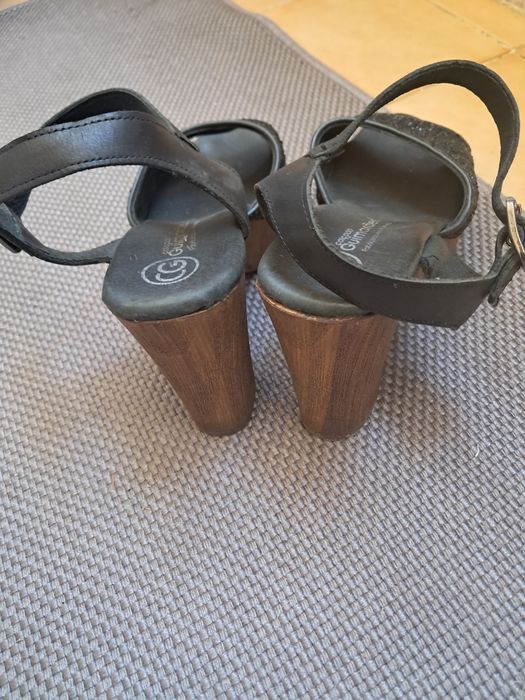 Sandalias em pele e madeira
