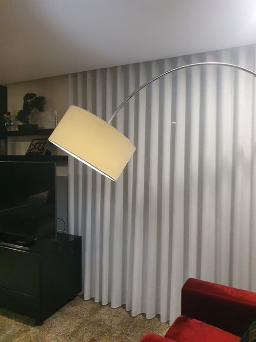 Candeeiro de pé curvo