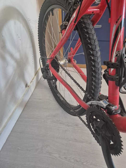 bicicleta vermelha 7 velocidades traseiras e 3 dianteiras
