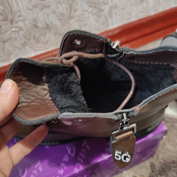 Продам женские ботинки