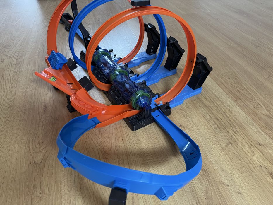 Hot Wheels Corkscrew Crash Track Set, Motorized Track with 3 Corkscrew