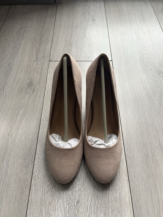Beżowe buty na obcasie