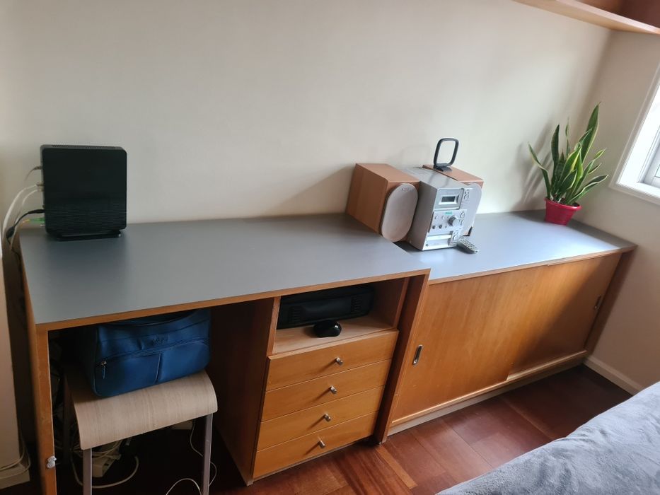 Conjunto de secretária, armário e estante