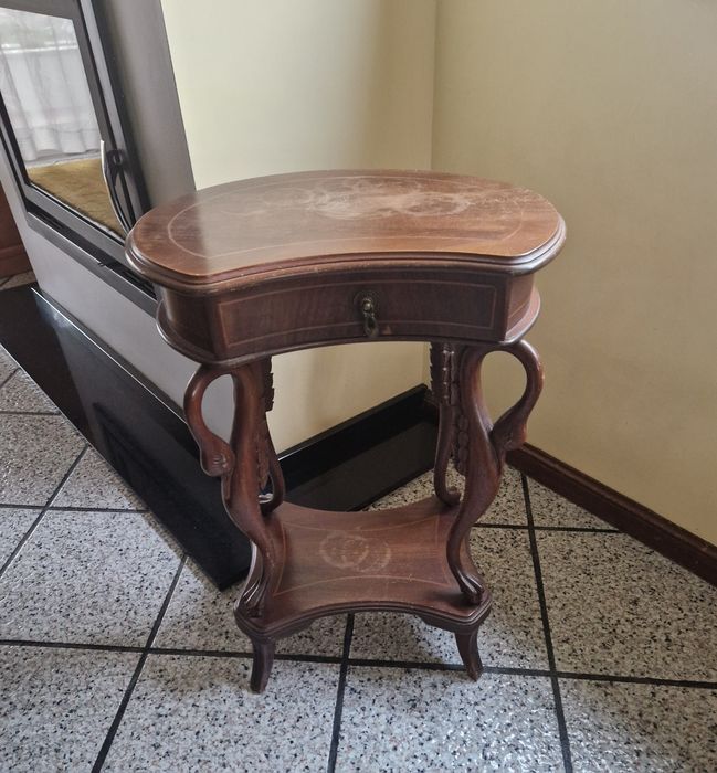 Mesa de apoio com pernas trabalhada