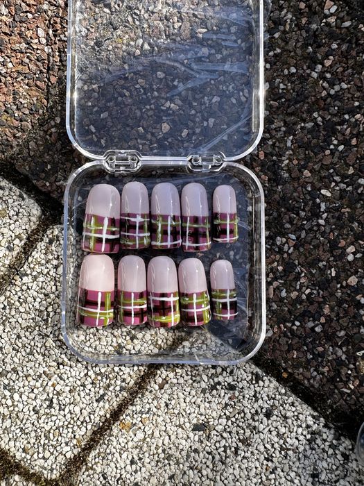 press on nails.