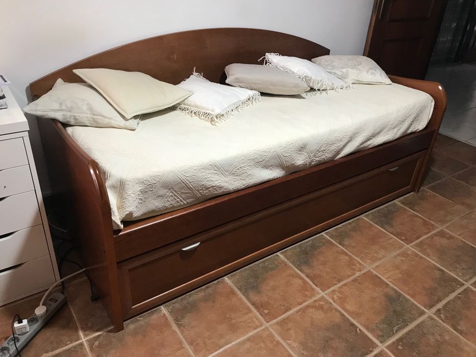 Cama individual com gavetão