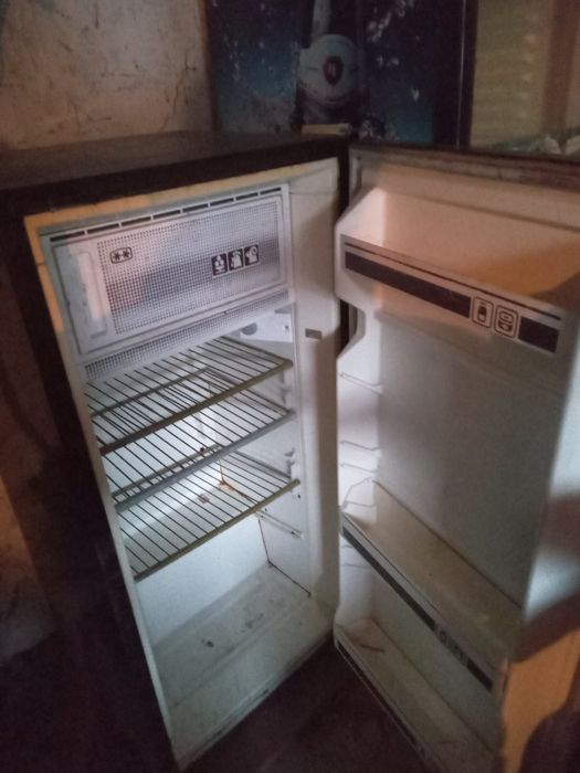 Продам 2 холодильника и два пылисоса!