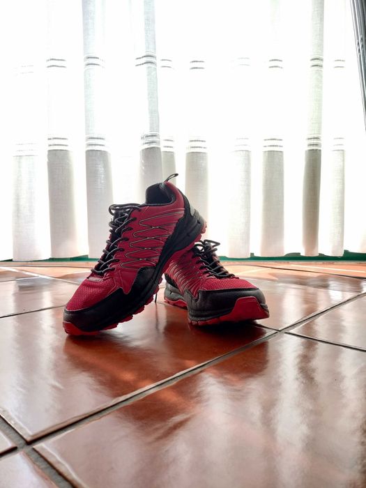 Sapatilhas fila vermelhas e pretas