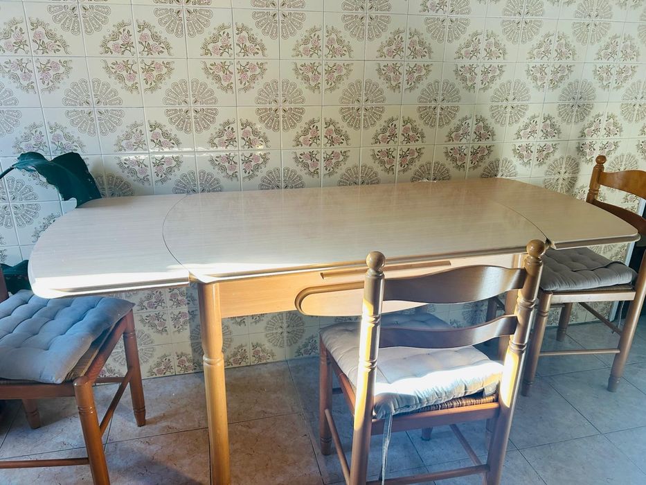 Mesa com 3 cadeiras extensível