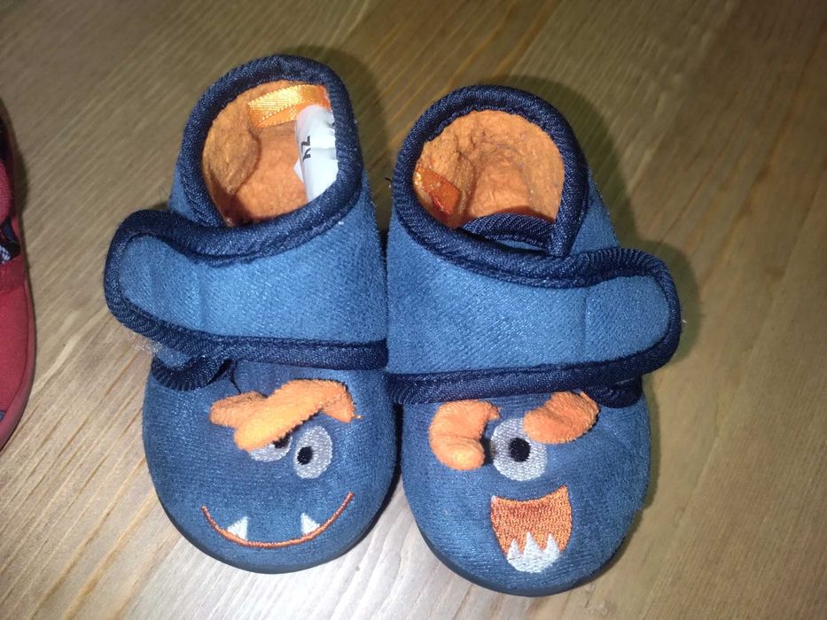 4 pares de pantufas de bebê