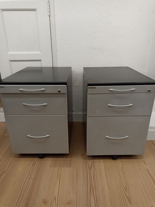 Bloco de três gavetas com chave