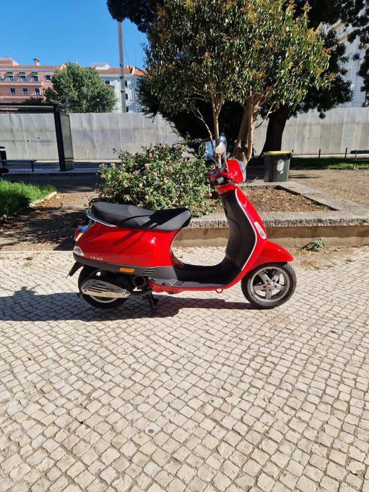 scooter vespa vermelha LX 50