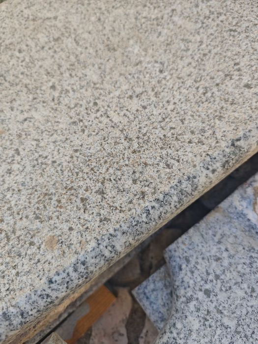 Bordadura de piscina em granito cinza