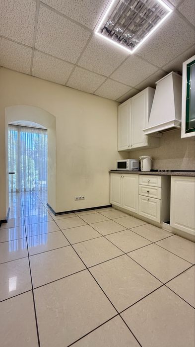 Продаж квартири  85 м² Київ, вул. Німецька 3  метро Палац Україна 1 поверх 4 кабінети Ремонт  Центр  Під офіс, салон, студію