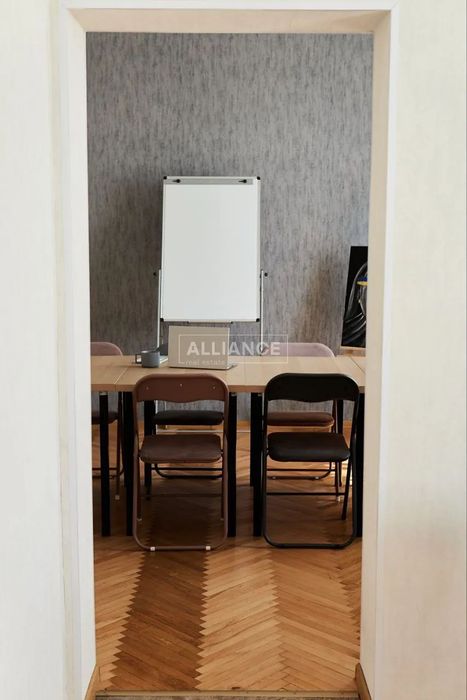 Продаж діючого офісного центру у центрі Калуша.