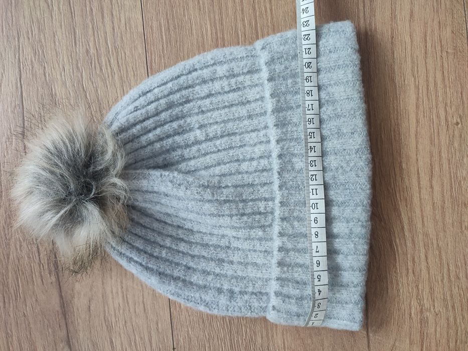 Szara czapka z pomponem, Primark