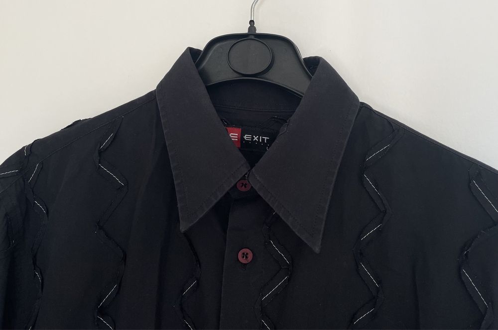 Camisa preta e branca (Exit, tamanho L)