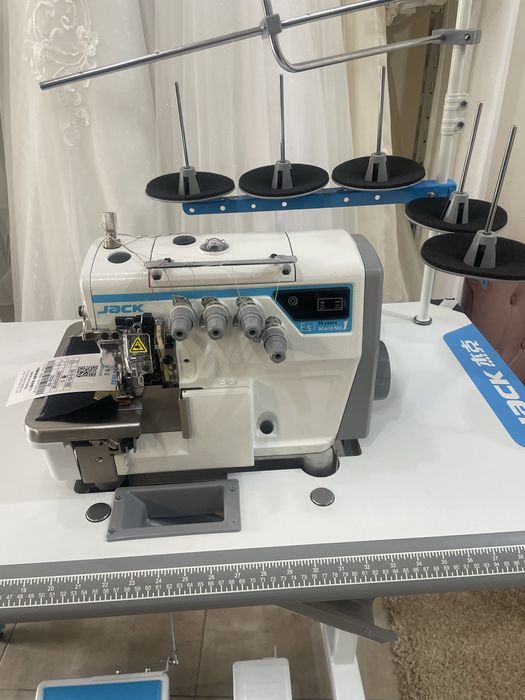 Máquina cose e corte Jack E5S