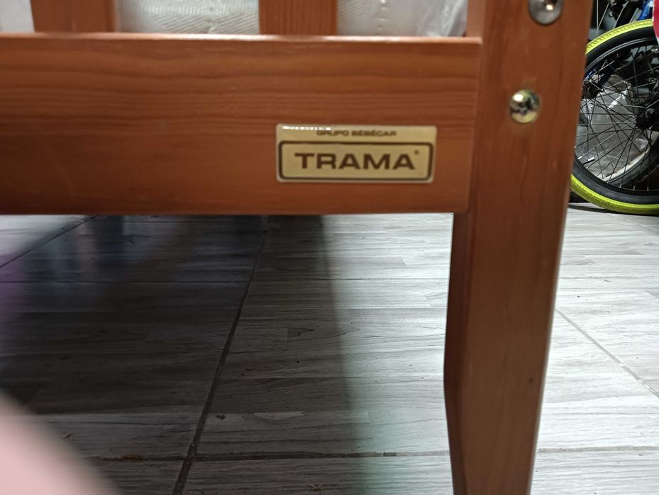 Cama de bebê em pinho