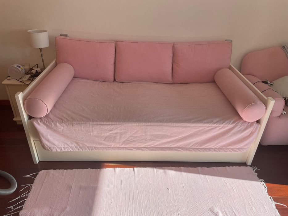 Colcha, almofadas e tapete quarto menina