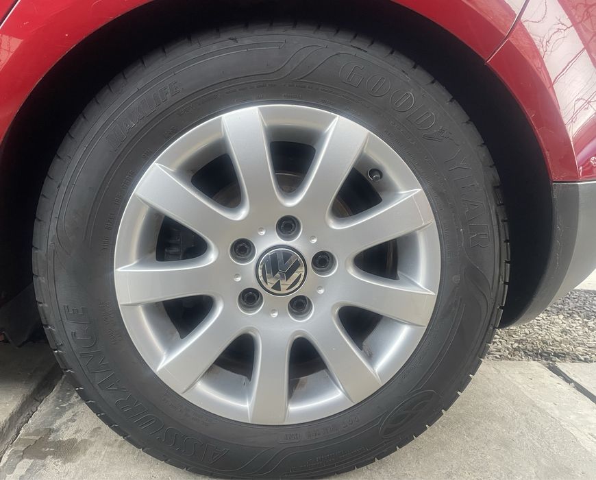 Volkswagen Golf . 1,4 mpi . 2003 рік. Червоний металік