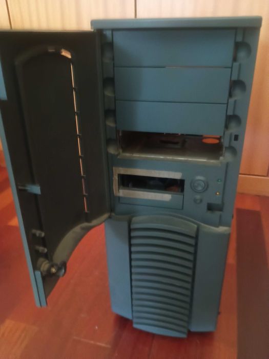 Caixa de PC com ventoinhas – Pronta a usar