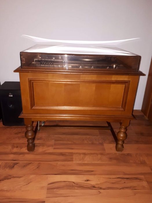 Komoda grająca z głośnikiem