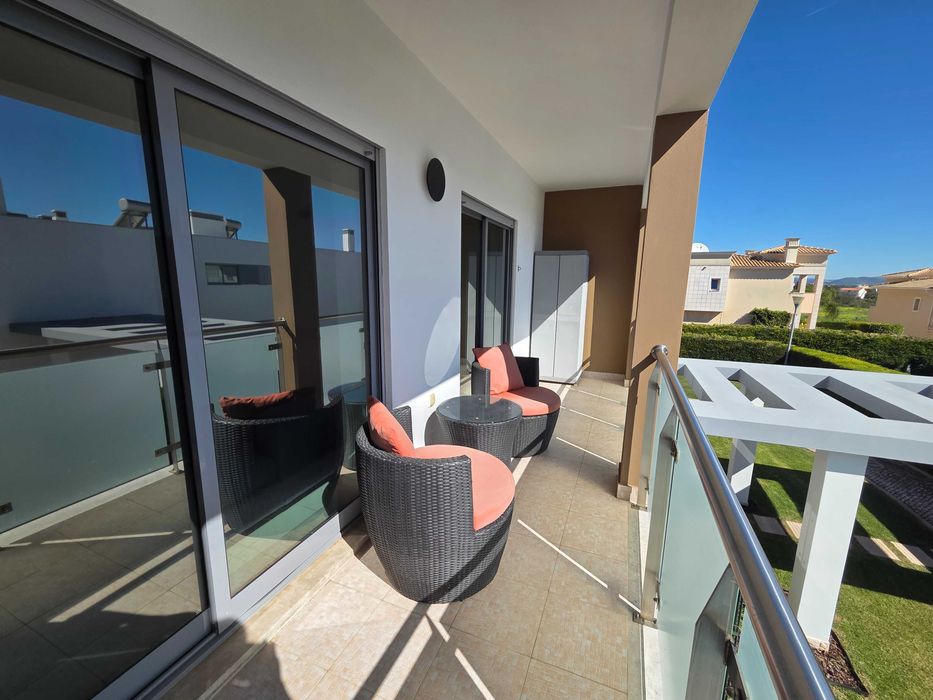 Arrendamento de longa duração de T1 em Condomínio c/ piscina e garagem