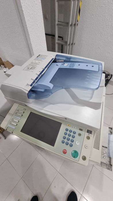 Impressora Multi-funções Grande Capacidade Ricoh MP C2500