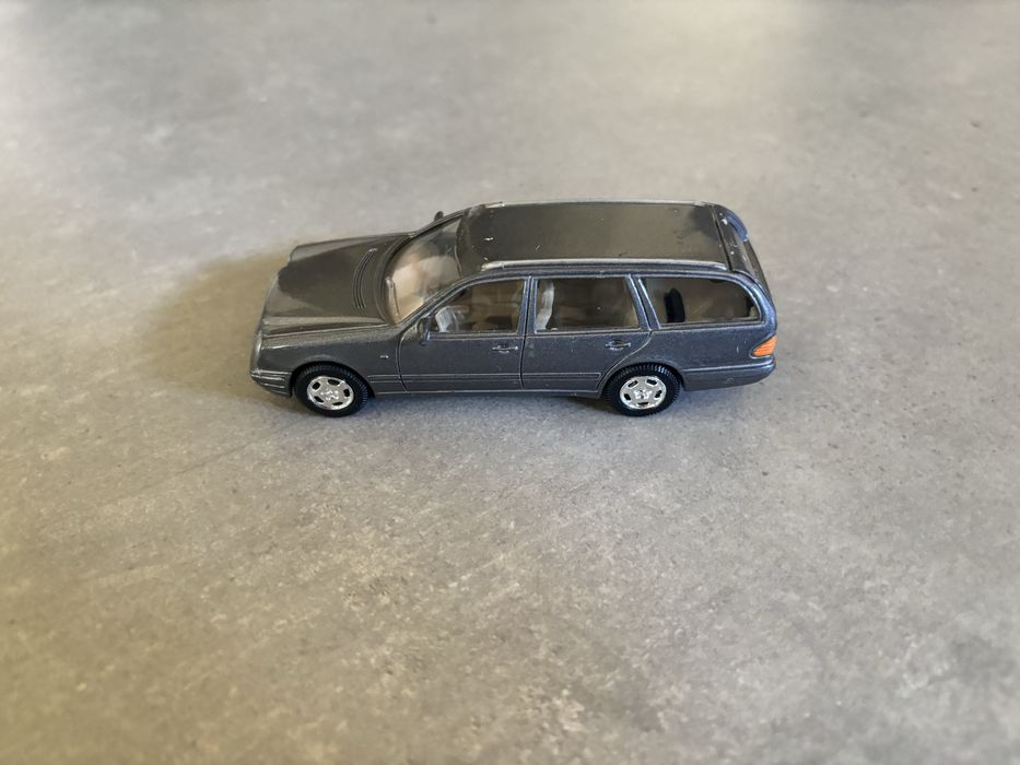 Model skala 1/43 Mercedes E-Klasa W210 T-Model