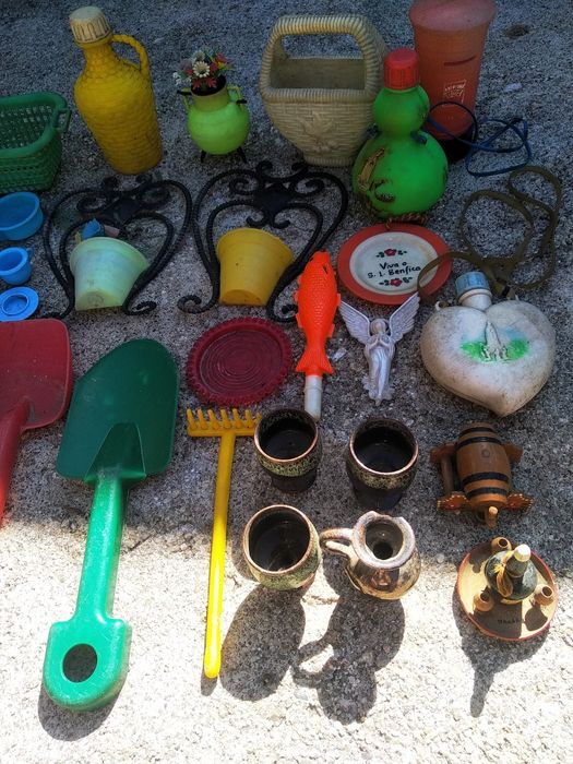 Brinquedos em plástico antigos e alguns em cerâmica e madeira