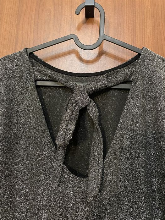 Sukienka brokatowa rozkloszowana z wiązaniem z tyłu