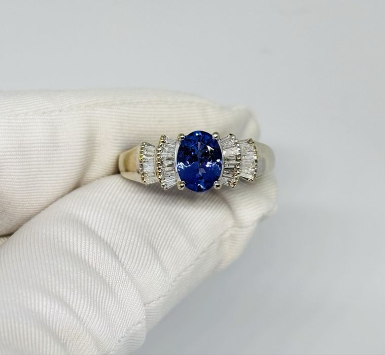 Каблучка з природнім танзанітом