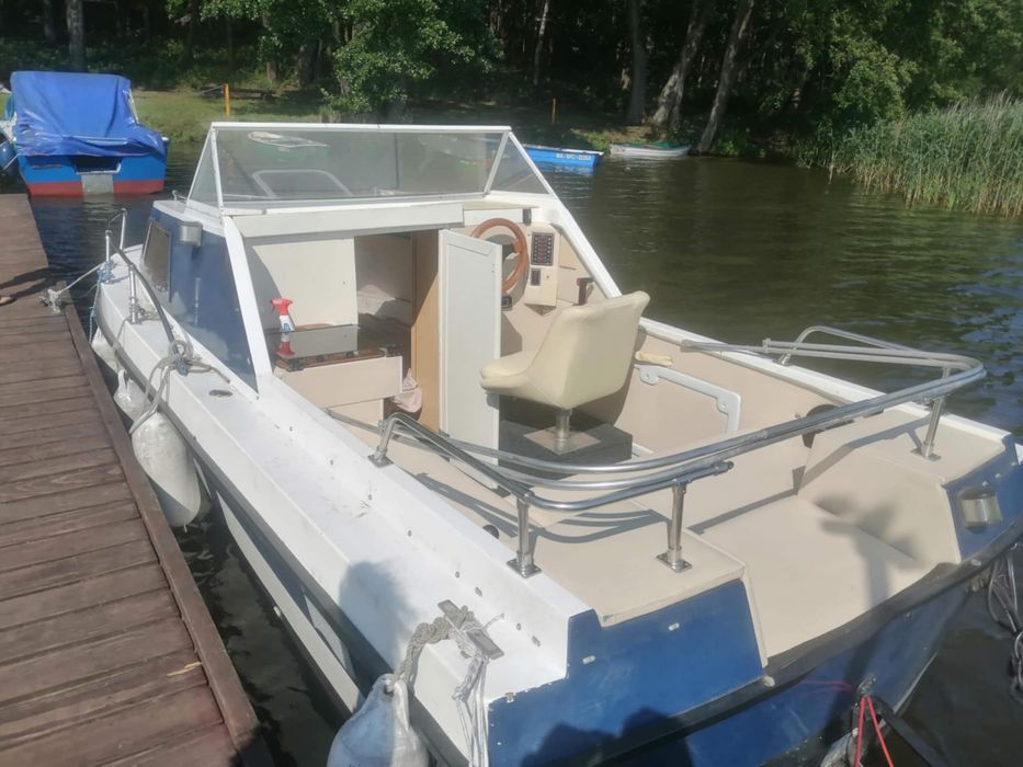 Łódź kabinowa z napędem motorowym, 6 metrow, bez patentu