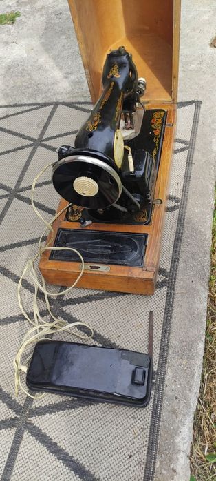 Stara maszyna do szycia elektryczna.