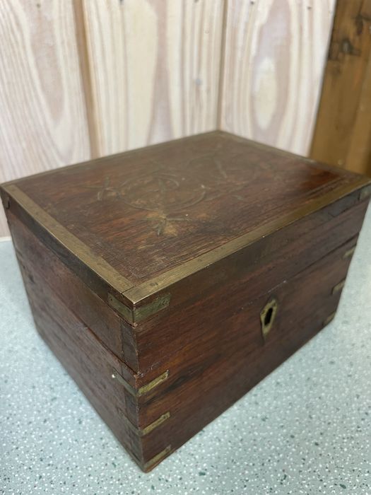 Bardzo stara rzeźbiona szkatułka antyk