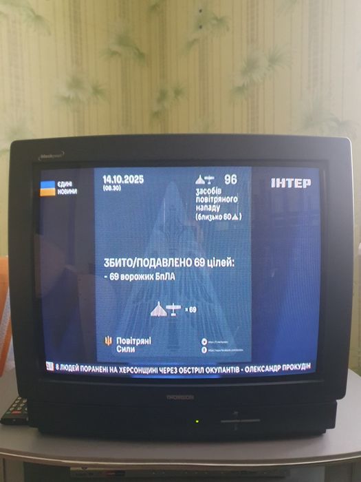 Продам телевизор Thomson, dvd плеер Pioneer и тумбочку