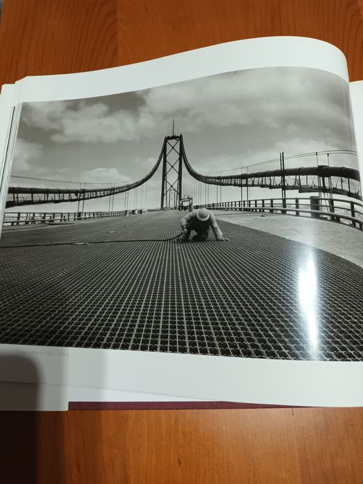 Interessante exemplar de Eduardo Gageiro " Lisboa no cais da memória "