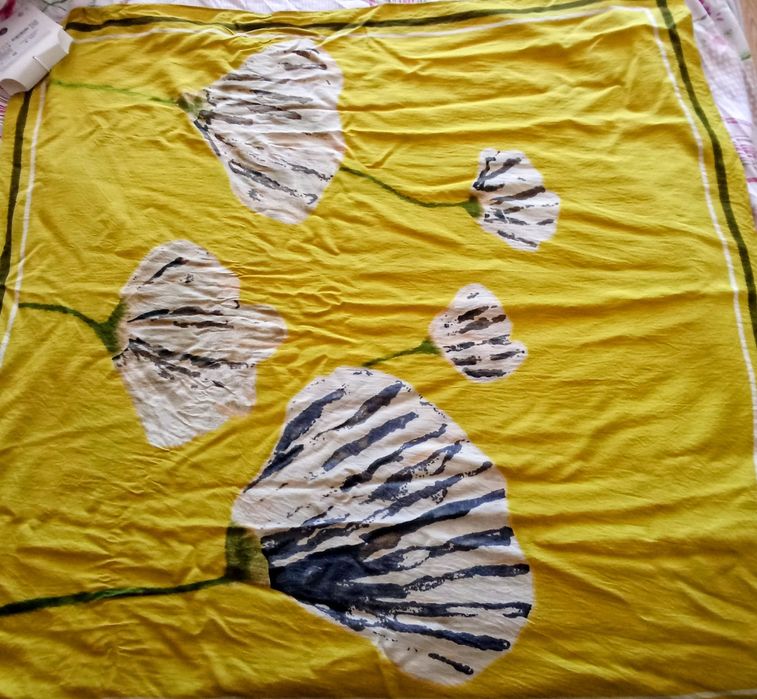 Lenço com flores da Zara com etiqueta