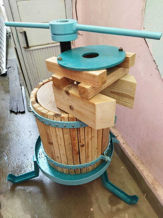 Пресс для сока и вина (ручной, деревянный, винтовой)