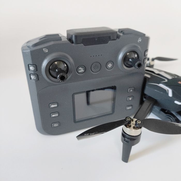 Дрон з LSD екраном, потужні мотори