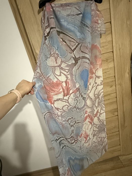Lekki wiosenny szalik szal w kwiaty 67 x 177 cm