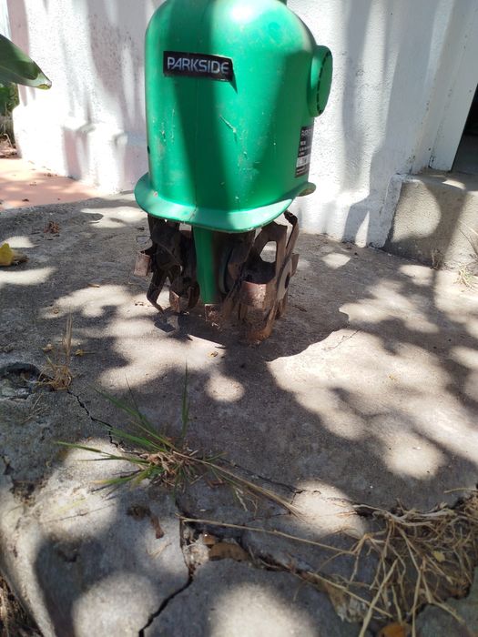 Cortador de erva elétrico e enxada elétrica