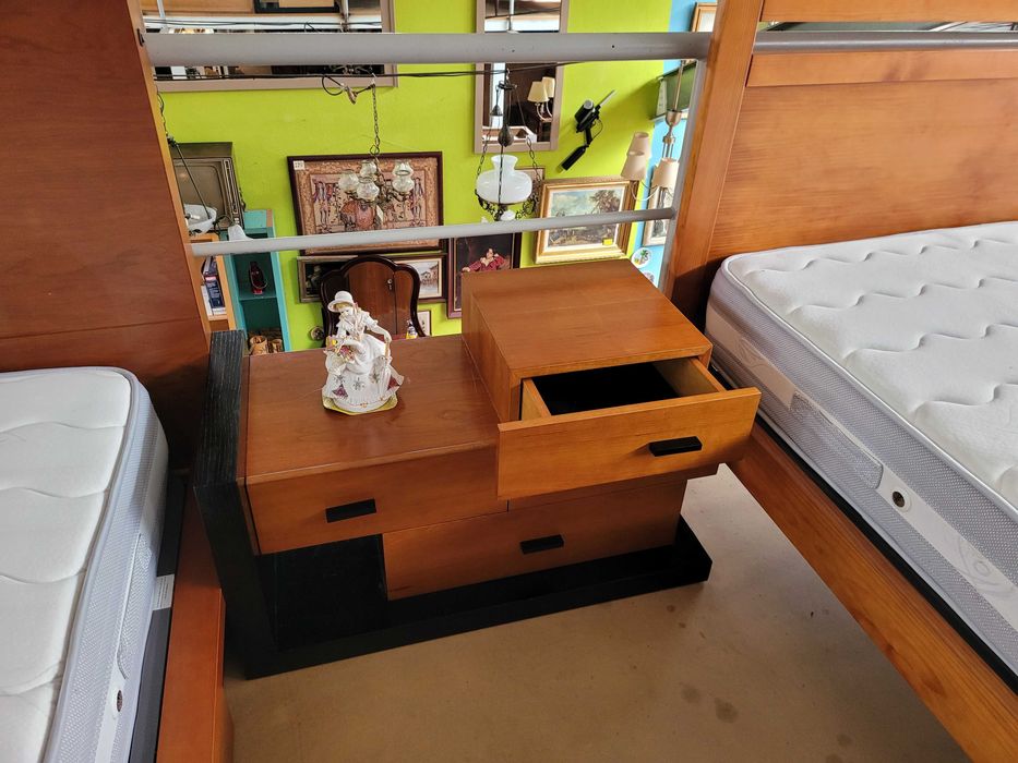 Conjunto de cama com 4 gavetas mais duas mesas de