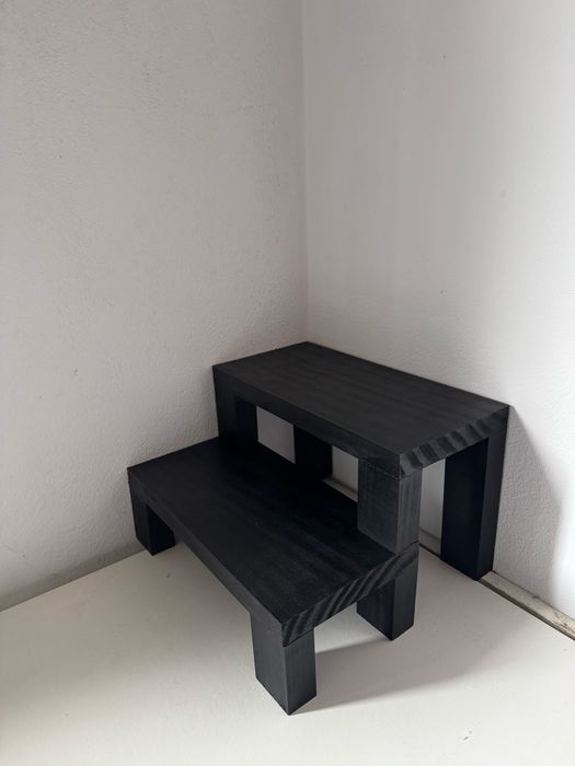Prateleira de madeira artesanal com design moderno