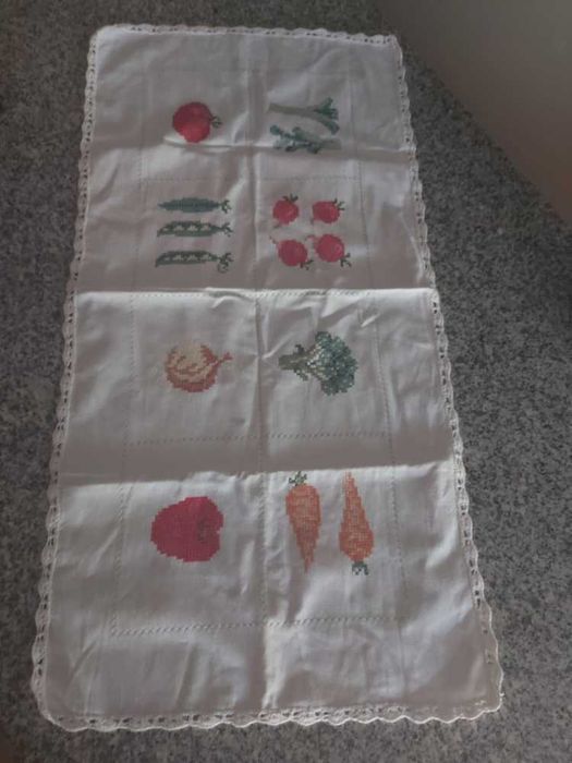 Caminho de Mesa com Legumes e Renda de Croché
