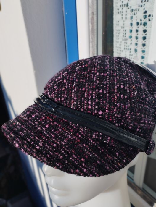 Boné de criança. Chapéu de pala. Novo.